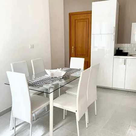 Charming In With Balcony And View Apartment