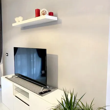 Charming In With Balcony And View Apartment